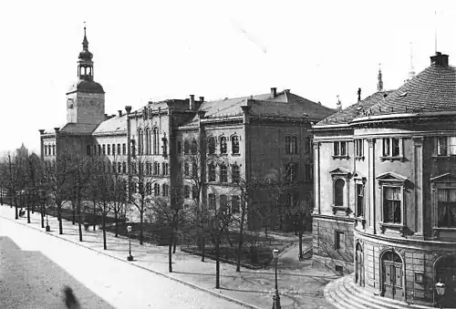 Historická černobílá fotografie ulice u bývylého příkopu starého města Budyšína