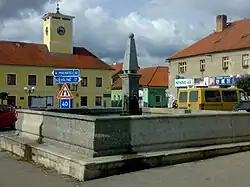 Bavorov, okres Strakonice, kašna na náměstí.jpg
