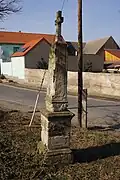 Beřovice - kříž s památkově chráněným podstavcem před domem če. 7 (6).jpg