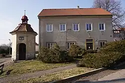 Kaplička a obecní úřad