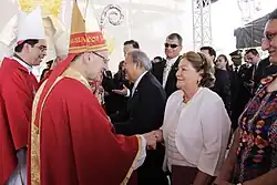 Arcibiskup Alas (úplně vlevo), kardinál Amato a prezident Cerén s manželkou během kanonizace Mons. Romera
