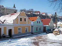 Bechyně, Zářečí, domy pod zatáčkou a zámek.jpg