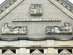 Nové právo, Římské právo (1927-28), reliéfy na štítu Právnické fakulty UK, Praha