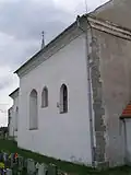 Severní stěna kostelní lodi s okny z různých období