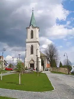 Kostel sv. Petra a Pavla na náměstí v Bělčicích