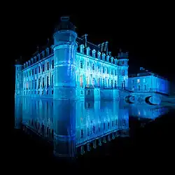 Noční snímek belgického zámku Château de Belœil