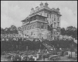 Zahradní restaurace na dobové pohlednici (1904)