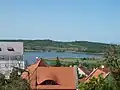 Jezero Belső-tó v sousedství obce