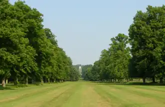 Pohled z východního průčelí domu, podél Východní třídy, přes park směrem k Bellmount Tower vikomta Tyrconnela, postavené kolem roku 1750.