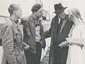 Zleva: Gösta Ekman, Ingmar Bergman, Victor Sjöström a Lena Bergmanová během natáčení filmu Lesní jahody (1957)