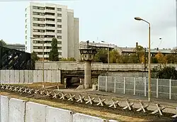 Průchod tratě S-Bahn berlínskou zdí.