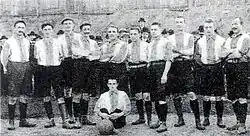 Vítězné mužstvo německého mistrovství ze sezóny 1904/05 (Heinrich, Reinke, Kähne, Wagenseil, Herzog, Girulatis, A. Bock, Thiel, Pisara, Jurga; dole: Krüger)