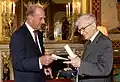 Fyzik Bernard d'Espagnat přijímá cenu za rok 2009 od vévody z Edinburghu, prince Philipa