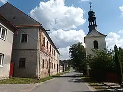 Střed obce s památkově chráněnou zvonicí