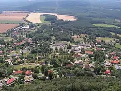 Pohled na obec ze stejnojmenného hradu