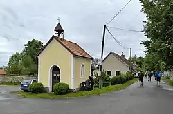 Kaple na návsi
