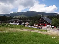 V pozadí s horami