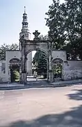 Barokní brána s věží u vstupu do zámku