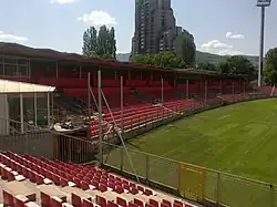 Pohled na budovu ze stadionu Bilino polje