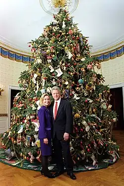Prezident Clinton a Hillary Rodham Clintonová pózují u vánočního stromu Bílého domu, oficiální vánoční portrét, 5. prosince 1996