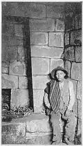 Roh interiéru jeskyně pod půlkruhovou věží ve skupině "Princezna" v Machu Picchu, po jejím znovuobjevení Hiramem Binghamem III v roce 1912