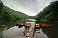 Turistické veslice na jezeře