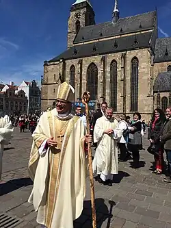 Tomáš Holub po svém vysvěcení na náměstí Republiky v Plzni, duben 2016