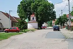 Náves s kaplí sv. Petra a Pavla