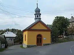 Kaple svatého Jana Nepomuckého ve středu obce