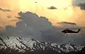 UH-60 Black Hawk v blízkosti základny