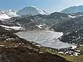 Zamrzlé pleso Blackbeck Tarn s vrcholy Green Gable a Great Gable
