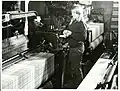 Výroba vlněných přikrývek na člunkových tkacích strojích (Nový Zéland, 1974)