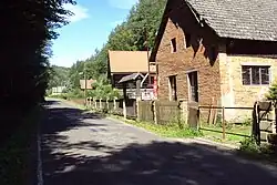 Stavení obce u silnice do Dubé