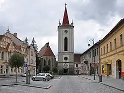 Západní část náměstí Míru se zvonicí