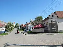 Hlavní ulice s kostelem