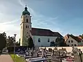 Pohled na kostel ze hřbitova