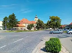 Hlavní ulice s farou a kostelem svatého Ondřeje v srpnu 2023