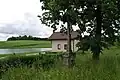 Pohled na rybník a kříž v okolí