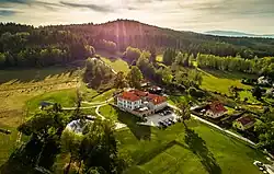 Bližší Lhota a Národní Park Šumava v pozadí