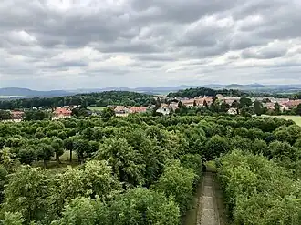 Barevná fotografie s pohledem na Herrnhut z altánu na Hutbergu