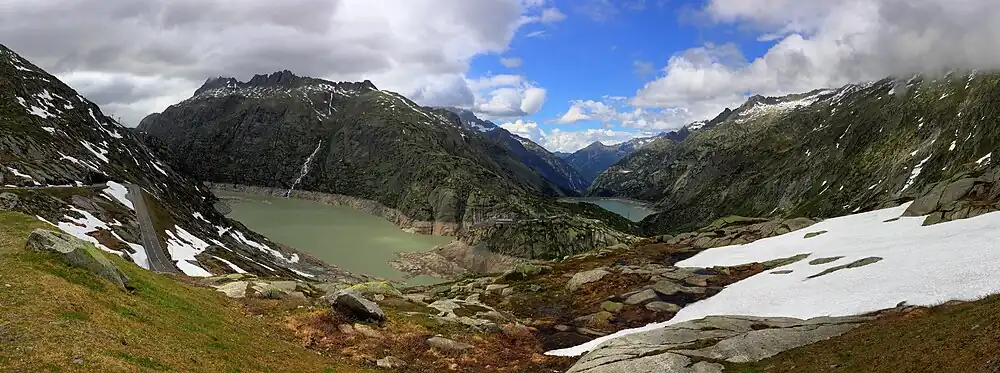 Panoramatický pohled: Grimselsee (vlevo) a Räterichsbodensee (vpravo).