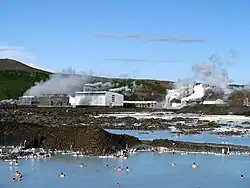 Modrá laguna a za ní geotermální elektrárna, která je zdrojem minerální vody.