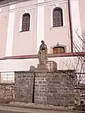 Socha svatého Václava u bočního vstupu do kostela
