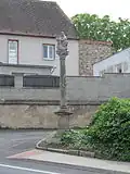 Barokní sloup s Pietou u kostela