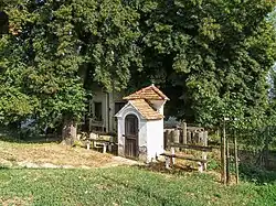 Boží muka s kapličkou v Dolních Věstonicích na rozcestí (Q37178377) 01.jpg