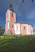 Kostel od hřbitova