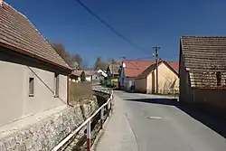 Silnice ve vsi