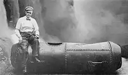 Bobby Leach se svým sudem po zdolání Niagarských vodopádů (1911)