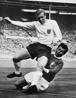 Josef Masopust (v tmavém) v souboji s Bobby Moorem (1963)