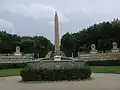 Obelisk a žulová vana